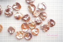 画像をギャラリービューアに読み込む, (ペア/バラ)淡水パール ルース パープル〜モーブピンク 真ん中穴 花びらバロック