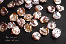 画像をギャラリービューアに読み込む, (ペア/バラ)淡水パール ルース パープル〜モーブピンク 真ん中穴 花びらバロック