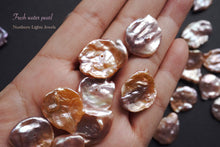 画像をギャラリービューアに読み込む, (ペア/バラ)淡水パール ルース パープル〜モーブピンク 真ん中穴 花びらバロック