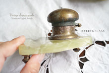 画像をギャラリービューアに読み込む, フランスヴィンテージ 万年筆置き&インク入れ 大理石×真鍮製 ディスプレイ用品