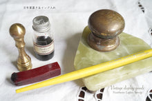 画像をギャラリービューアに読み込む, フランスヴィンテージ 万年筆置き&インク入れ 大理石×真鍮製 ディスプレイ用品