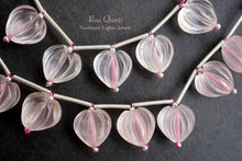 画像をギャラリービューアに読み込む, (2/10粒)木の実 カービング ローズクォーツ 貫通穴 ハートシェイプ