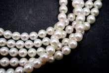 Load image into Gallery viewer, (1/4, half-strand, 1-strand) Akoya pearls from Ise-Shima, horn, poppy, untoned, natural gray
