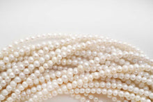 Load image into Gallery viewer, Freshwater Pearl Poppy Baroque Creo Hole White 38 cm
