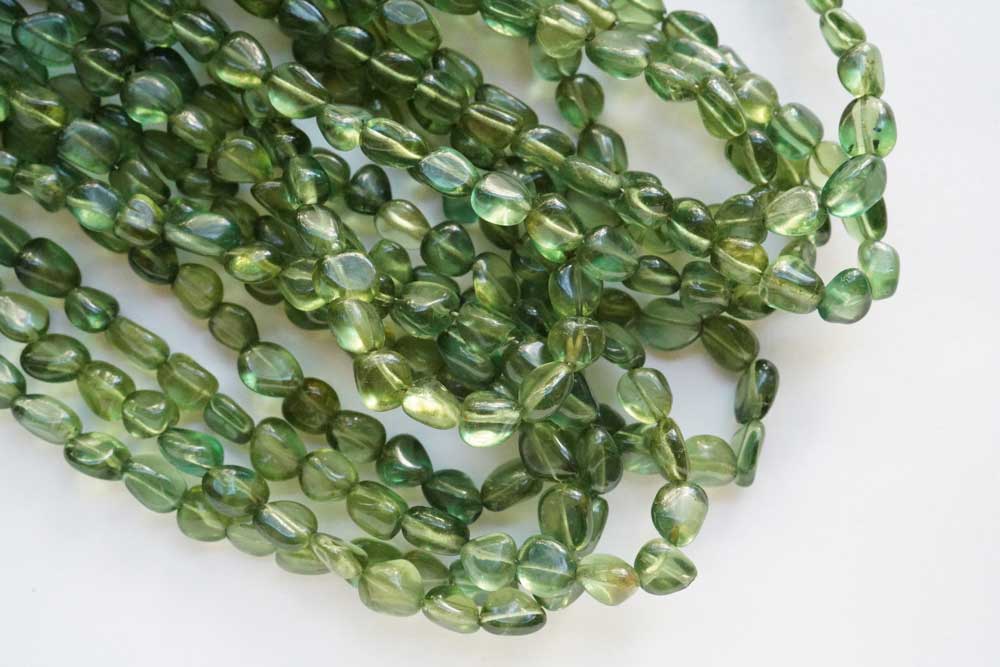 (1 row 38 cm 190 grains) Green Apatite Heishi Beads 3.5-4.5 mm