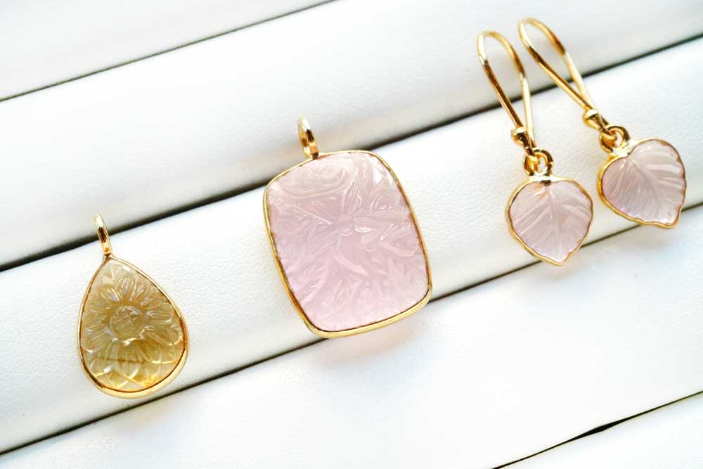 ☆SALE☆ トリプレットストーン カービング ピアス 【公式通販】