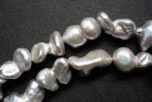 Load image into Gallery viewer, (1 row 41cm) Freshwater pearl center hole poppy baroque gray @ 32 yen
