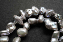 Load image into Gallery viewer, (1 row 41cm) Freshwater pearl center hole poppy baroque gray @ 32 yen
