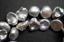 Load image into Gallery viewer, (1 row 41cm) Freshwater pearl center hole poppy baroque gray @ 32 yen
