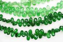 画像をギャラリービューアに読み込む, （ライト/ダーク）　宝石質　ツァボライト　19cm　ファセット　ドロップ　グリーンガーネット
