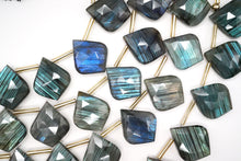 Load image into Gallery viewer, （2/10pc）ラブラドライト 　《ブルー系》　ファセット　リーフシェイプ　ストライプ
