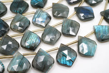 Load image into Gallery viewer, （2/10pc）ラブラドライト 　《ブルー系》　ファセット　リーフシェイプ　ストライプ
