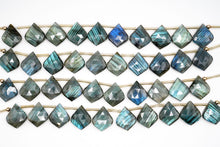 Load image into Gallery viewer, （2/10pc）ラブラドライト 　《ブルー系》　ファセット　リーフシェイプ　ストライプ

