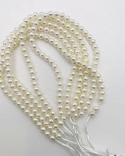 Load and play video in Gallery viewer, (1/4, half-strand, 1-strand) Akoya pearls from Ise-Shima, horn, poppy, untoned, natural gray
