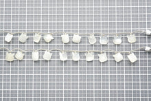 Load image into Gallery viewer, (2/10 grains) High quality white moonstone cat face carving beads

